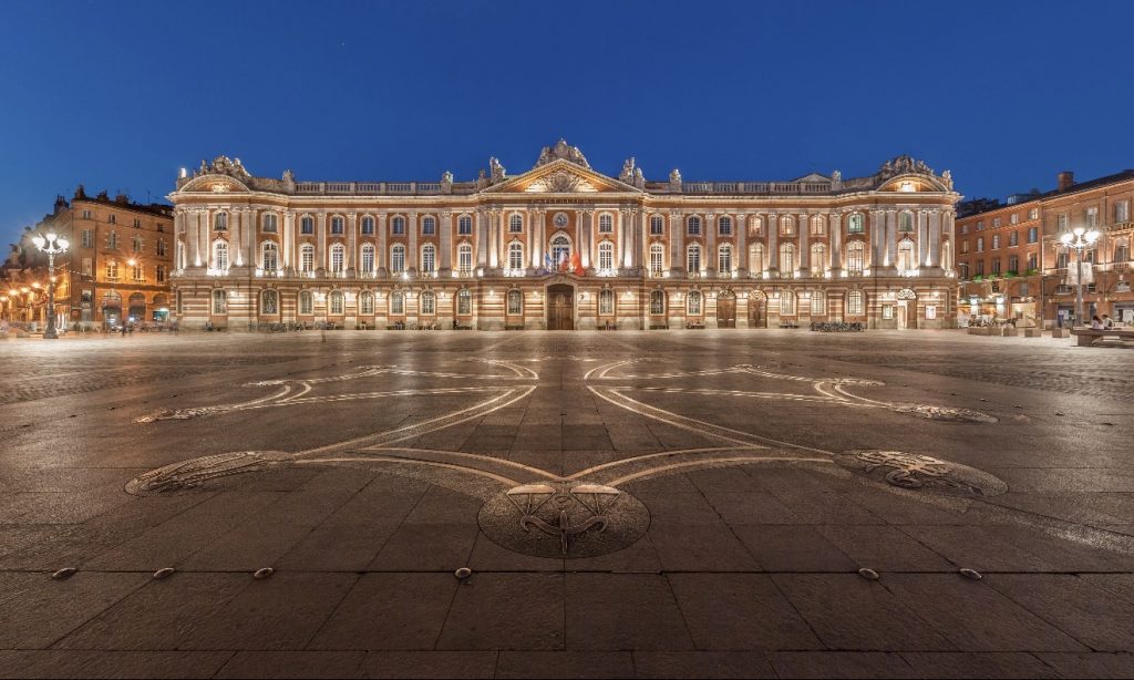 Place du Capitole à Toulouse de nuit – Rencontres en Haute-Garonne sérieuses et locales