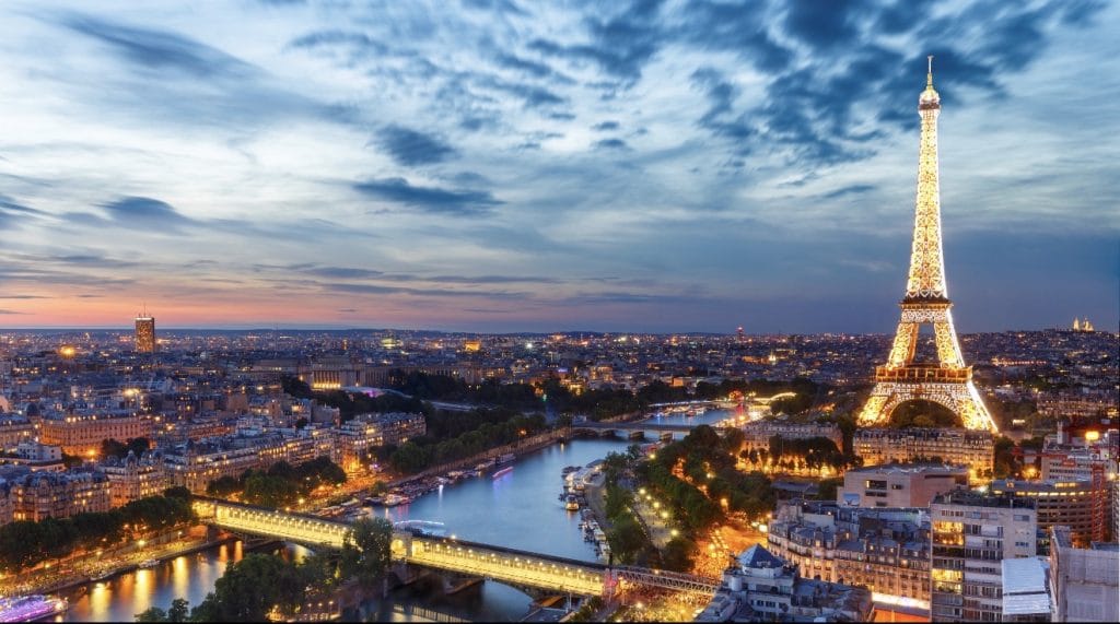 Rencontres en région parisienne – vue panoramique de Paris avec la Tour Eiffel illuminée au coucher du soleil