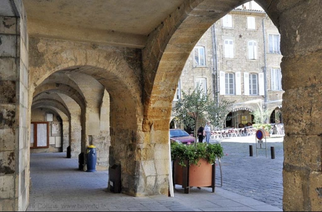 Rencontres à Bagnols-sur-Cèze   Arcades de la Place Mallet à Bagnols-sur-Cèze dans le Gard
