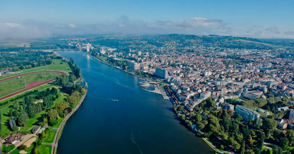 Rencontres dans l’Allier (03) panorama de la ville de Vichy et du lac d’Allier