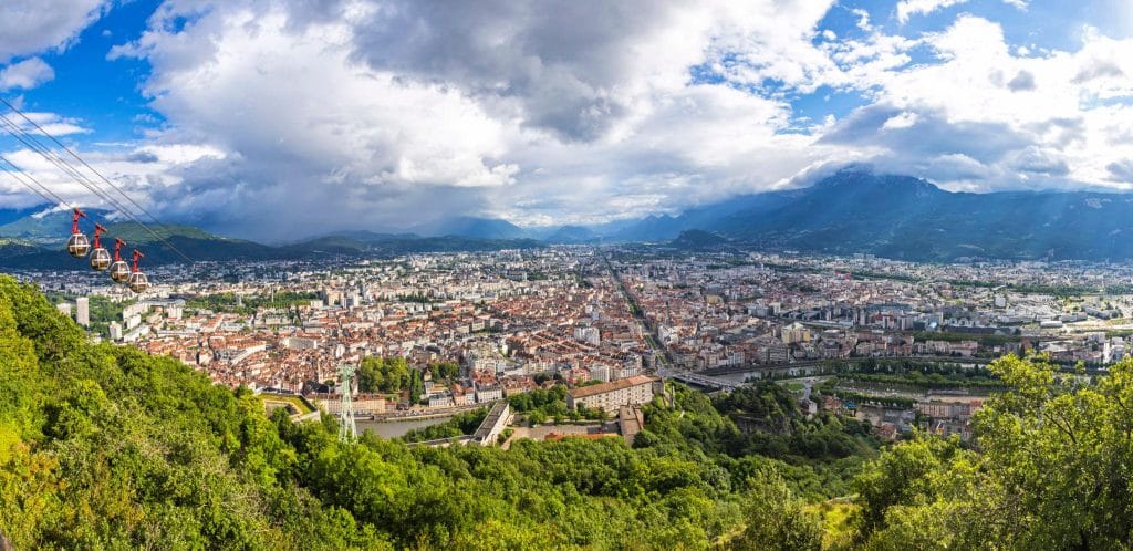 Rencontres dans l’Isère (38) panorama de Grenoble et des montagnes des Alpes