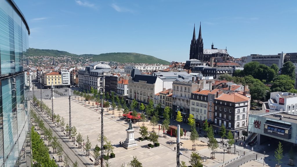 Rencontres à Clermont-Ferrand (63)– Vue sur la ville et les volcans d’Auvergne
